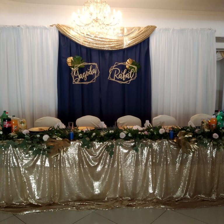 obrus złoty cekinowy